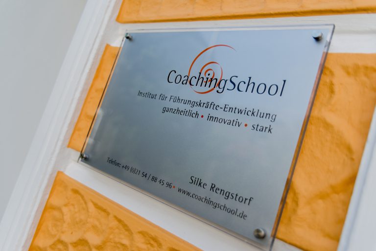 CoachingSchool Schild an Unternehmensfront